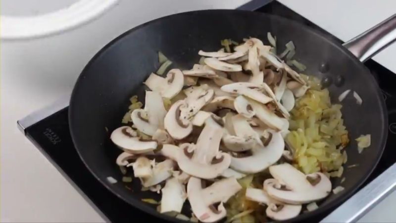 podayom-k-stolu-pastu-karbonara
