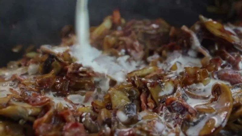 podayom-k-stolu-pastu-karbonara