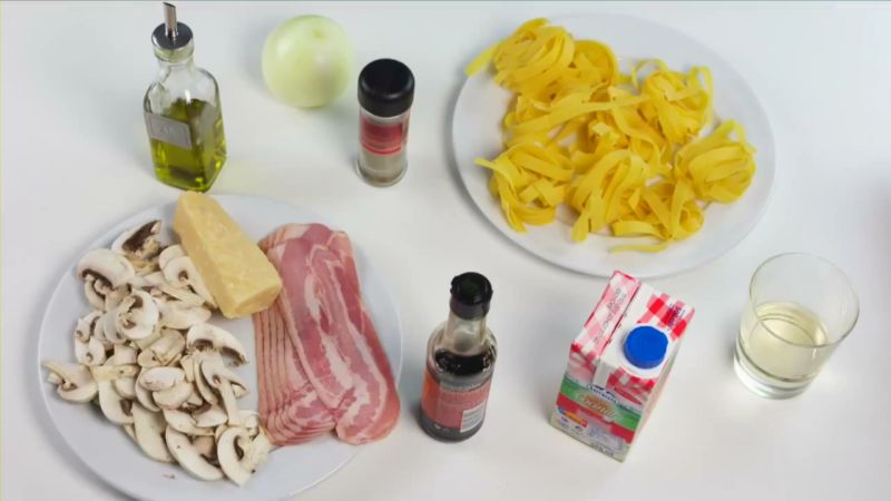 podayom-k-stolu-pastu-karbonara
