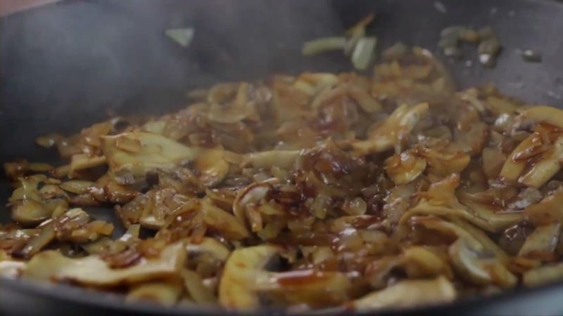 podayom-k-stolu-pastu-karbonara