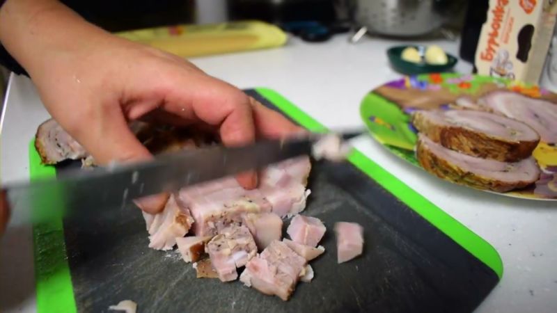 narezaem-kubikami-bekon