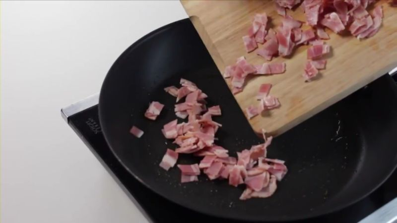 podayom-k-stolu-pastu-karbonara