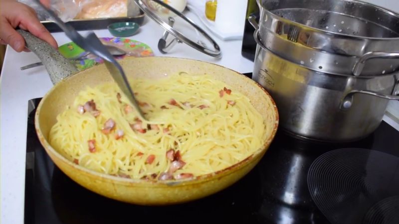 peremeshivaem-bekon-so-spagetti