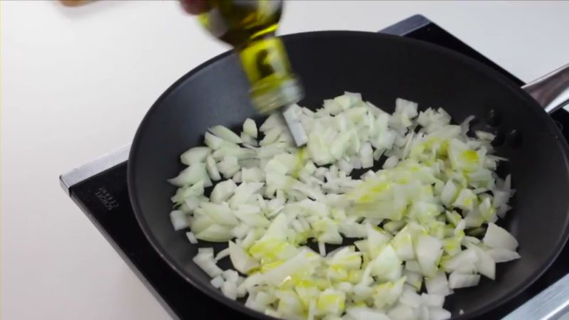 podayom-k-stolu-pastu-karbonara