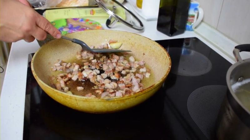 ubiraem-chesnok-ot-bekona