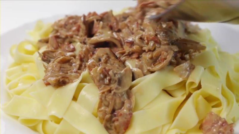 podayom-k-stolu-pastu-karbonara