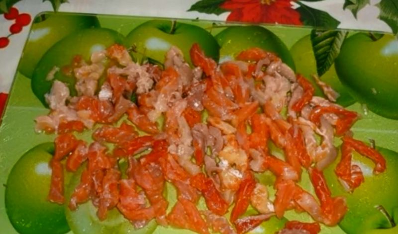Простой салат с красной рыбой и икрой