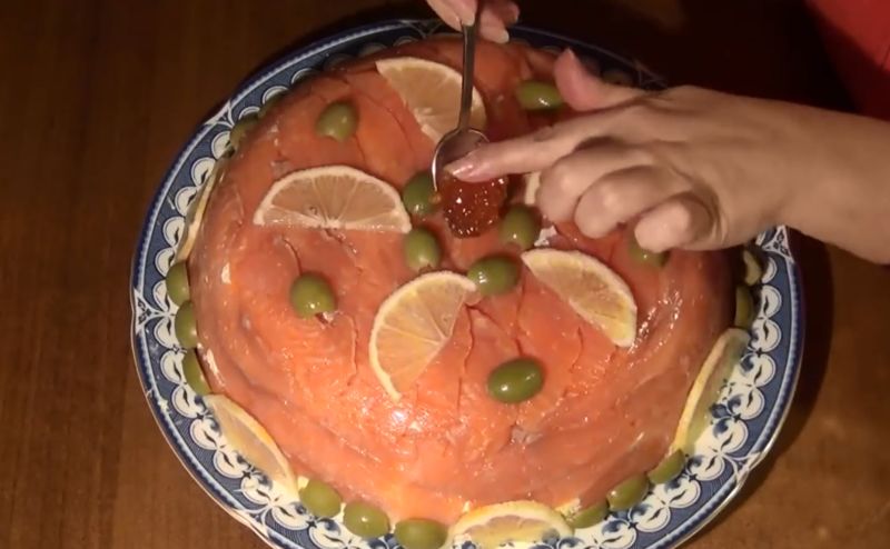 Салат в виде торта с красной икрой
