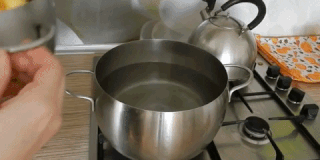 Как приготовить вафли: растопите сливочное масло