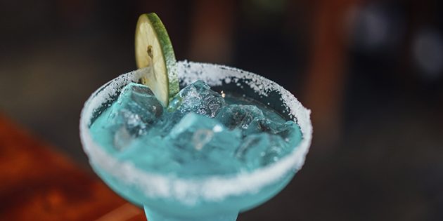 Классические алкогольные коктейли: Голубая лагуна