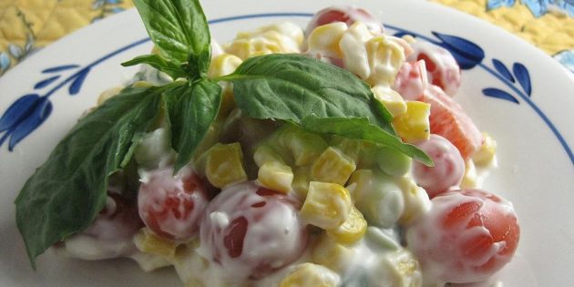 Рецепты: Салат с кукурузой, помидорами, перцем и пармезановой заправкой