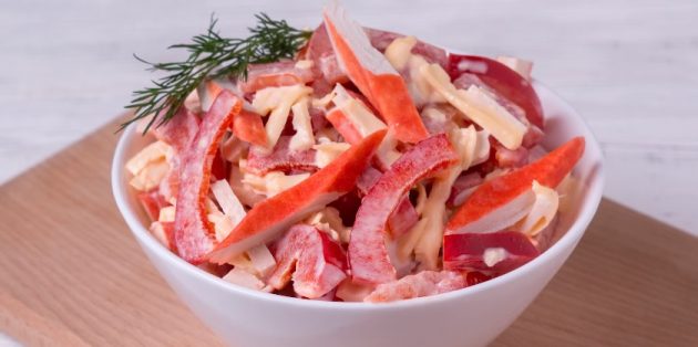 Салат с крабовыми палочками, помидорами, сыром и перцем