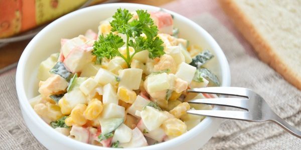 Салат с крабовыми палочками, кукурузой и яйцами