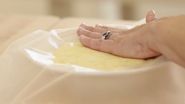 Covering pastry cream with plastic wrap