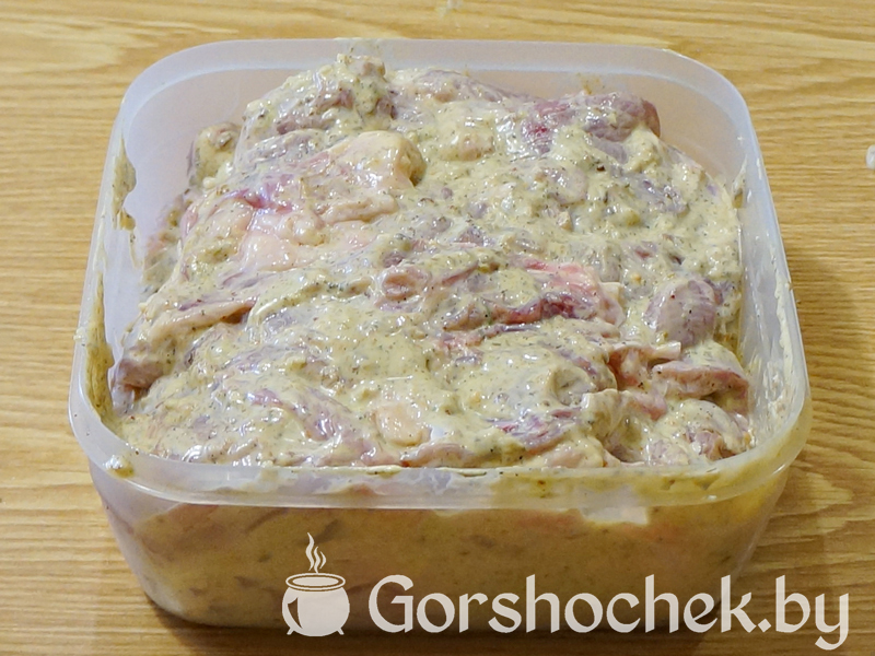 Курица с ананасами и сыром, запеченная в духовке складываем в коробку и оставляем на сутки или двое в холодильнике мариноваться