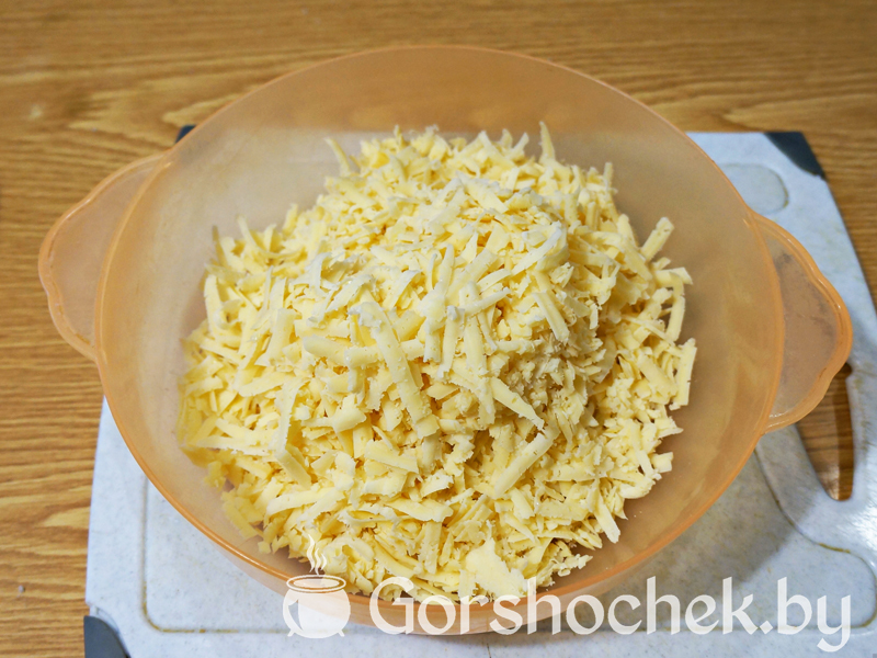 Курица с ананасами и сыром, запеченная в духовке Берём 300 г твёрдого сыра и натирем его на свекольной тёрке