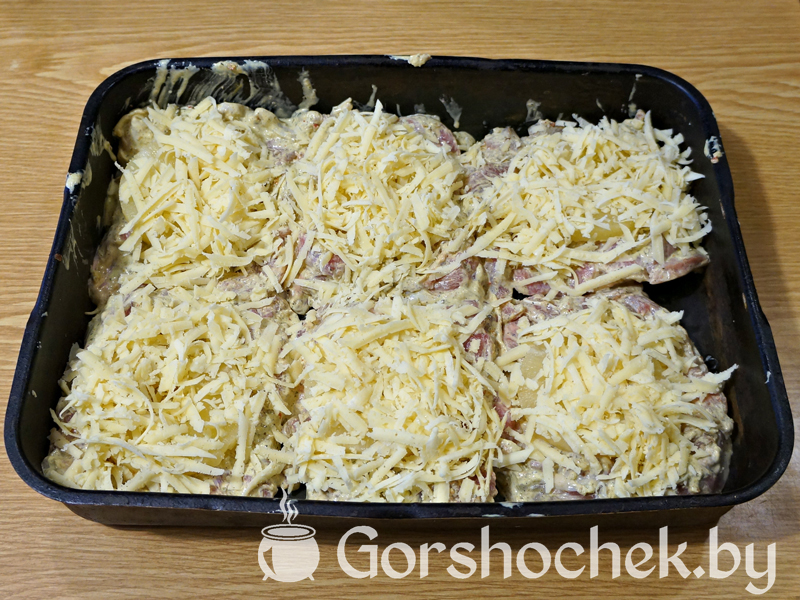 Курица с ананасами и сыром, запеченная в духовке Сверху, не жалея, посыпаем тёртым сыром