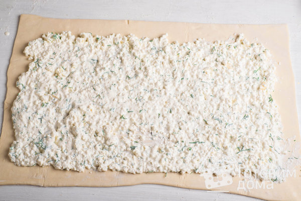 Быстрый пирог из слоеного теста с творожно-сырной начинкой фото к рецепту 5