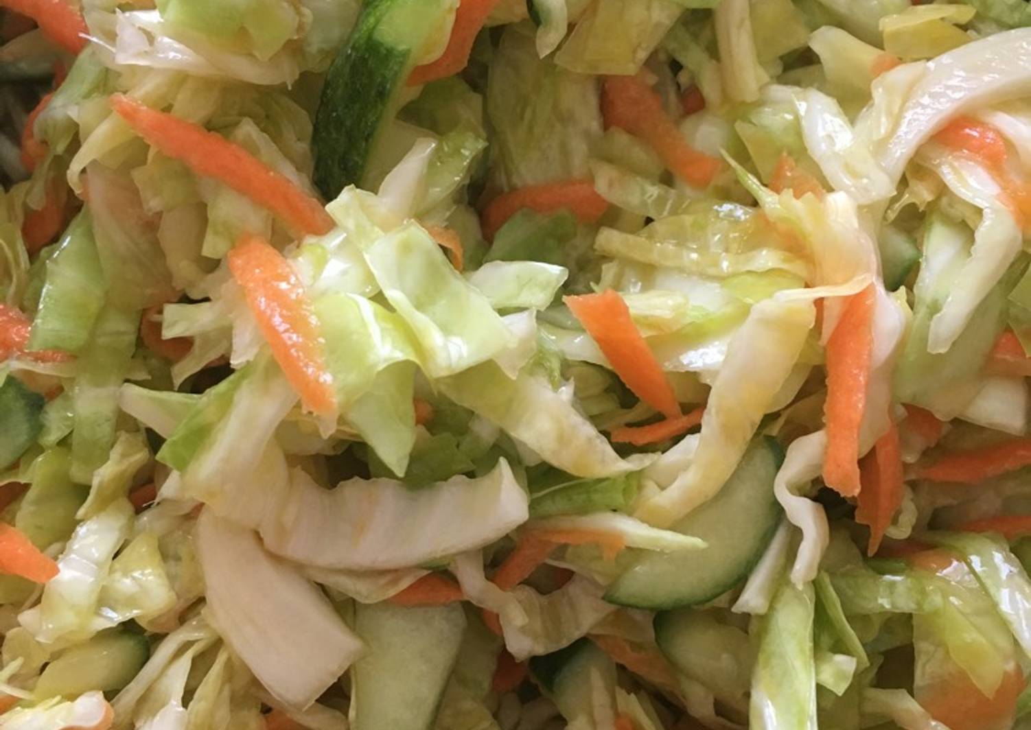 Рецепт капусты со свежими огурцами. Салат с капустой. Салат капуста морковь огурец. Салат из капусты с огурцом. Салат с капустой и огурцом.