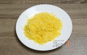 Жюльен из грибов: Натереть сыр на терке