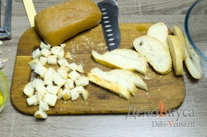 Гороховый суп: Хлеб нарезать кубиками
