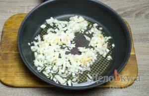 Гороховый суп: Обжариваем лук