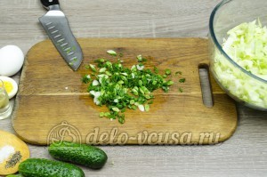 Салат из капусты с огурцами: Зеленый лук измельчить