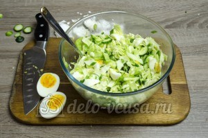 Салат из капусты с огурцами: Соединить все ингредиенты