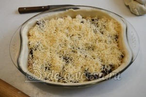 Пирог с курицей, грибами и сыром: Посыпать твердым сыром