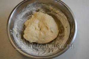 Пирог с курицей, грибами и сыром: Замесить тесто