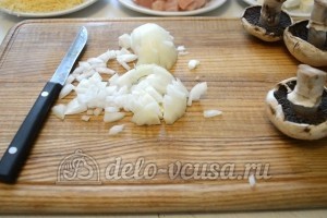 Пирог с курицей, грибами и сыром: Лук мелко нарезать и обжарить