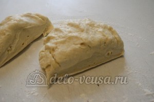 Пирог с курицей, грибами и сыром: Тесто разделить на 2 части