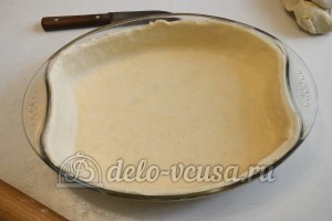 Пирог с курицей, грибами и сыром: Тесто раскатать и перенести в форму