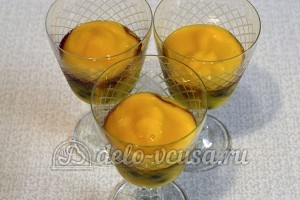 Десерт с консервированными персиками: Выкладываем персиковое пюре
