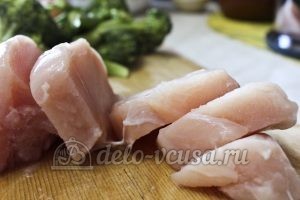 Куриные котлеты с брокколи: Подготовить куриное филе