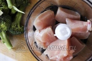 Куриные котлеты с брокколи: Курицу кладем в чашу