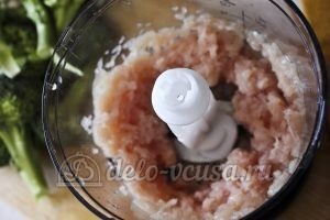 Куриные котлеты с брокколи: Измельчить мясо