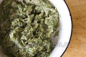 Куриные котлеты с брокколи: Перемешиваем фарш