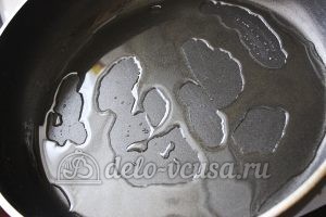 Куриные котлеты с брокколи: Прогреваем сковородку