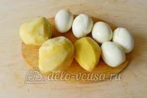 Окрошка на минералке: Отварить яйца и картошку