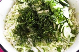 Салат из капусты и огурцов с уксусом: К капусте добавить зелень