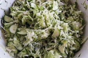 Салат из капусты и огурцов с уксусом: Заправить салат