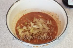 Крылышки в сметанно-томатном соусе: Добавить лук