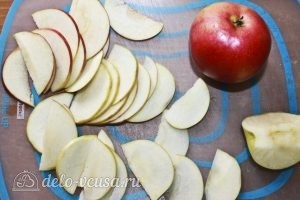 Кексы с яблоками: Нарезаем яблоки