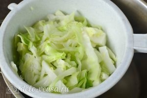 Начинка для пирожков с капустой и яйцом: Процеживаем капусту