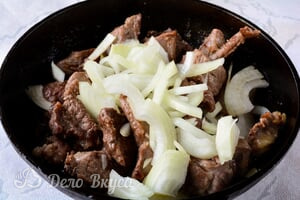 Гуляш из говядины с подливкой: Добавить лук к мясу