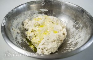 Пирог Хризантема: Добавить масло в тесто