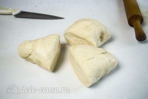 Пирог Хризантема: Разделить тесто на несколько частей