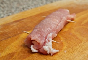 Рулетики из свинины в духовке - фото шаг 10