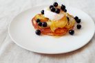 Пышные оладьи с карамелизированными яблоками и мороженым